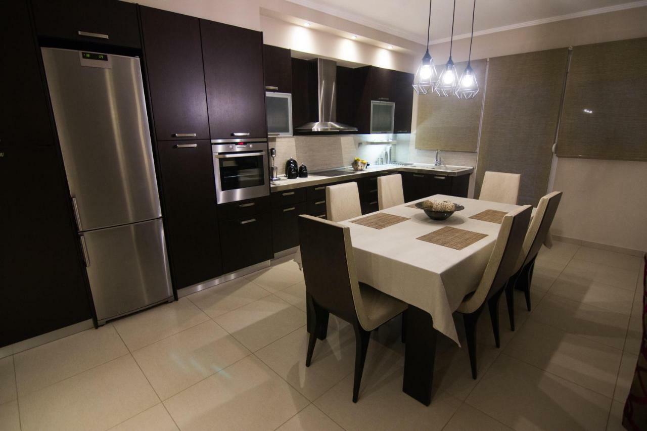 Mary'S Modern And Elegant Apartment Kalambaka Esterno foto